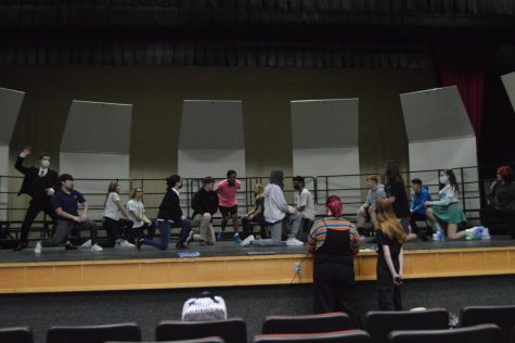 Contestants practice group choreography at MDR rehearsals.