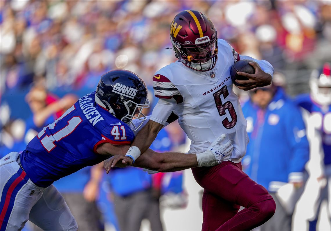 Daniels shrugs off a New York Giants defender.